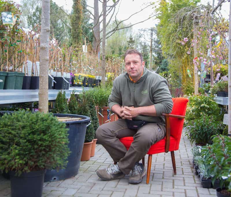 Inmitten von Gehölzen: Der 42-jährige Andreas Irrling arbeitet seit 1993 in der Gärtnerei und Baumschule. 2001 gründete er mit seinem Vater Hans eine GbR. Seit drei Jahren ist er Einzelunternehmer - und hat diesen Schritt nie bereut. © Foto: René Matschkowiak