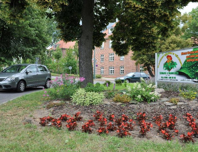Fast wieder wie neu: Jetzt sollen noch Sommerblumen hinzukommen, dann ist der Kreisel wieder schick. © Foto: Michael Benk